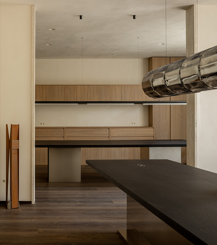 Interior_es's tweet image. With this #renovation and #interiordesign project, De la Villa Studio transformed an outdated space into Alvico’s #showroom and #offices, creating an open, bright, and cohesive environment with a domestic feel.
-&amp;gt; Photography: Erlantz Biderbost
-&amp;gt; interioresminimalistas.com/2026/03/27/alv…