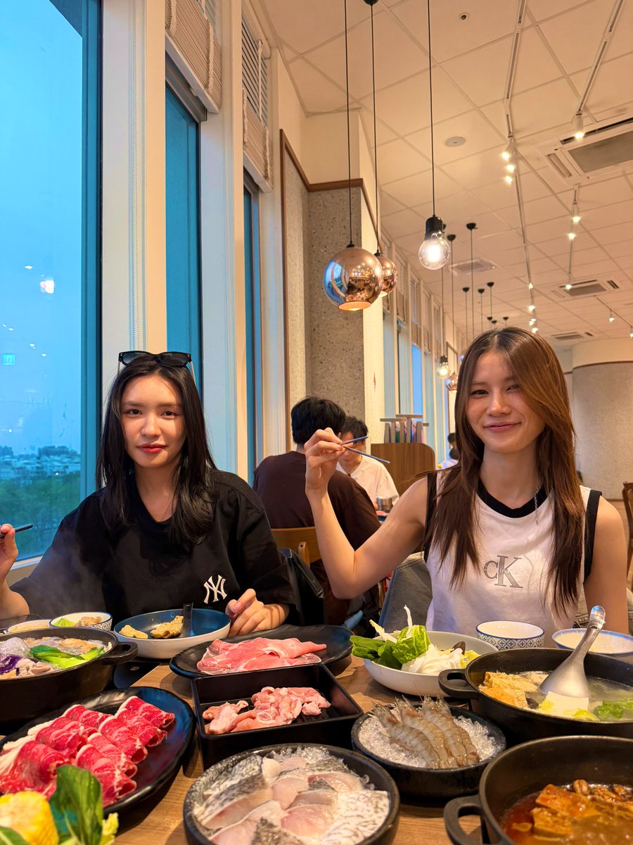 Mememoon tweet media