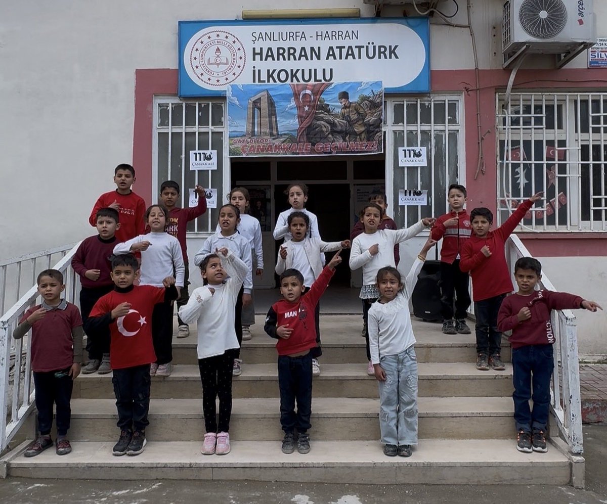AtaturkHarran's tweet photo. 🇹🇷Çanakkale zaferimizin 111. Yıl Dönümü🇹🇷
18 Mart, vatan sevgisinin ve fedakarlığın simgesidir. Zaferimiz kutlu olsun🇹🇷🤍❤️
Bu güzel program için Süleyman KUŞANAÇ&amp;Alper KÜÇÜKDEMİR öğretmenlerimize ve öğrencilerimize teşekkür ederiz✨👏🏻 https://t.co/hr1OBBZ0Fi