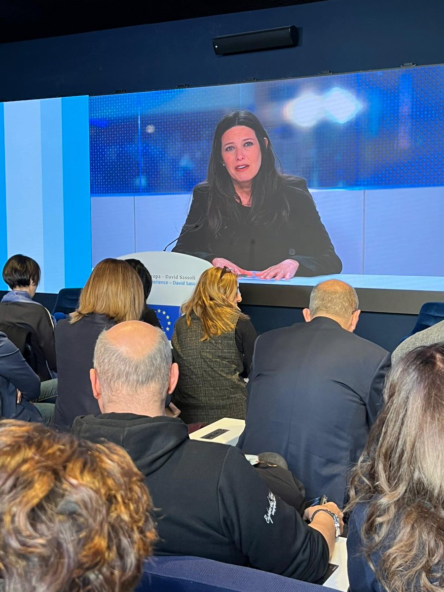 Europarl_IT's tweet image. «Venire a #EuropaExperience e partecipare ai programmi europei significa vivere esperienze 🇪🇺. Invito docenti e studenti a cogliere queste opportunità che arricchiscono e migliorano la vita.»
VP PE @AntonellaSberna

#OpenDay