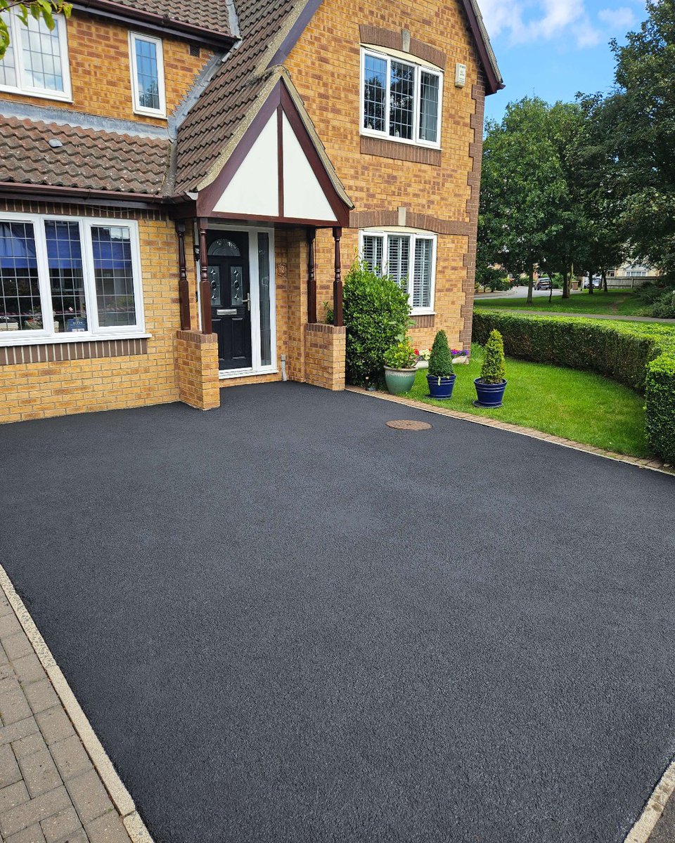 Smartseal's tweet photo. We’re always blown away by the results Tarmac Restorer delivers — and even more so by the amazing support from our customers and contractors! 💪🛠️

#Tarmac #Driveway #Smartseal #TarmacRestorer #HomeDIY https://t.co/zyosYOtMJa