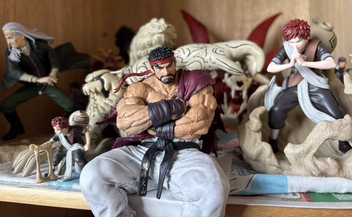 こんばんは🙇‍♀️
最近私のポストに登場しないキャラ達
実は置き場所を作ってあげたのでした

自室から離れた部屋にしまってるので前より写真を撮られなくなったというわけです

自室の剥き出しで飾るよりはこちらの方が安全ですから…