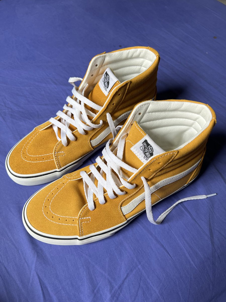 GugaFernandz's tweet photo. Tênis Van Modelo Sk8-Hi Golden Glow (Tamanho 40).

Usado 2 vezes e por pouco tempo.

Motivo da venda: numeração menor que a minha.

Valor: R$250,00 (mas podemos conversar) 😄 https://t.co/TXMih0FUWH