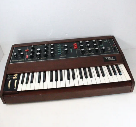 1484shibuya's tweet image. 【中古】MOOG / MINIMOOG 後期型 【渋谷店】

シリアル:12645の後期型になります。PITCH/MODホイールもギザギザな仕様になっています。
後期型の当時の輸入元 日本楽器のロゴもあり。
3月31日までのタイムセール！！！
＃moog #synth