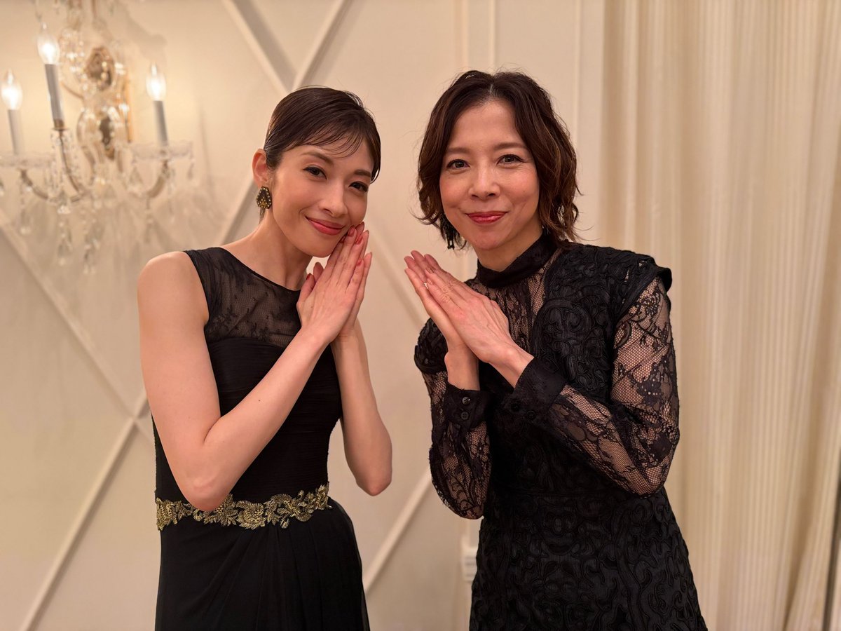 KIRISM2020's tweet photo. ミュージカル『レベッカ』
製作発表会見
✨Wダンヴァース夫人✨😍😍
#レベッカ  #Rebecca  
#明日海りお  #霧矢大夢 https://t.co/qSwoEIR7lj