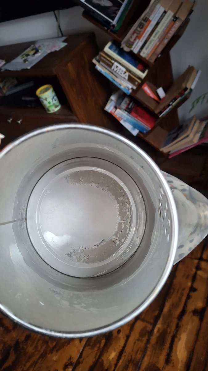 emlyigit's tweet photo. Mini bir tüketici olayım var. 
(Memlekette işini hakkıyla yapan tüketiciyi düşünen, ürününün arkasında duran kaldı mı sanmıyorum. Yazık bize).

A101'den 700 TL'ye çelik su ısıtıcısı aldım #pierrecardin 
Bir ay geçmeden içi pul pul dökülmeye metal parçalar suyuma karışmaya başladı https://t.co/CoPTE71WtN