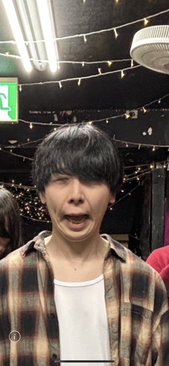 バンドたるもの上昇志向
常に上を目指すという意気込みで天井が破壊されました
壁の次は天井かい、
RAD SEVENがなくなっちゃうよ〜〜

ということでこのポストをRP
そしてフォローでサイン入り壊れた支柱をプレゼント！

でっかい人用の孫の手にも、洗濯干したりにも便利かもたぶん