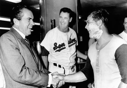 picturesofnixon's tweet photo. https://t.co/HowxpOif4B