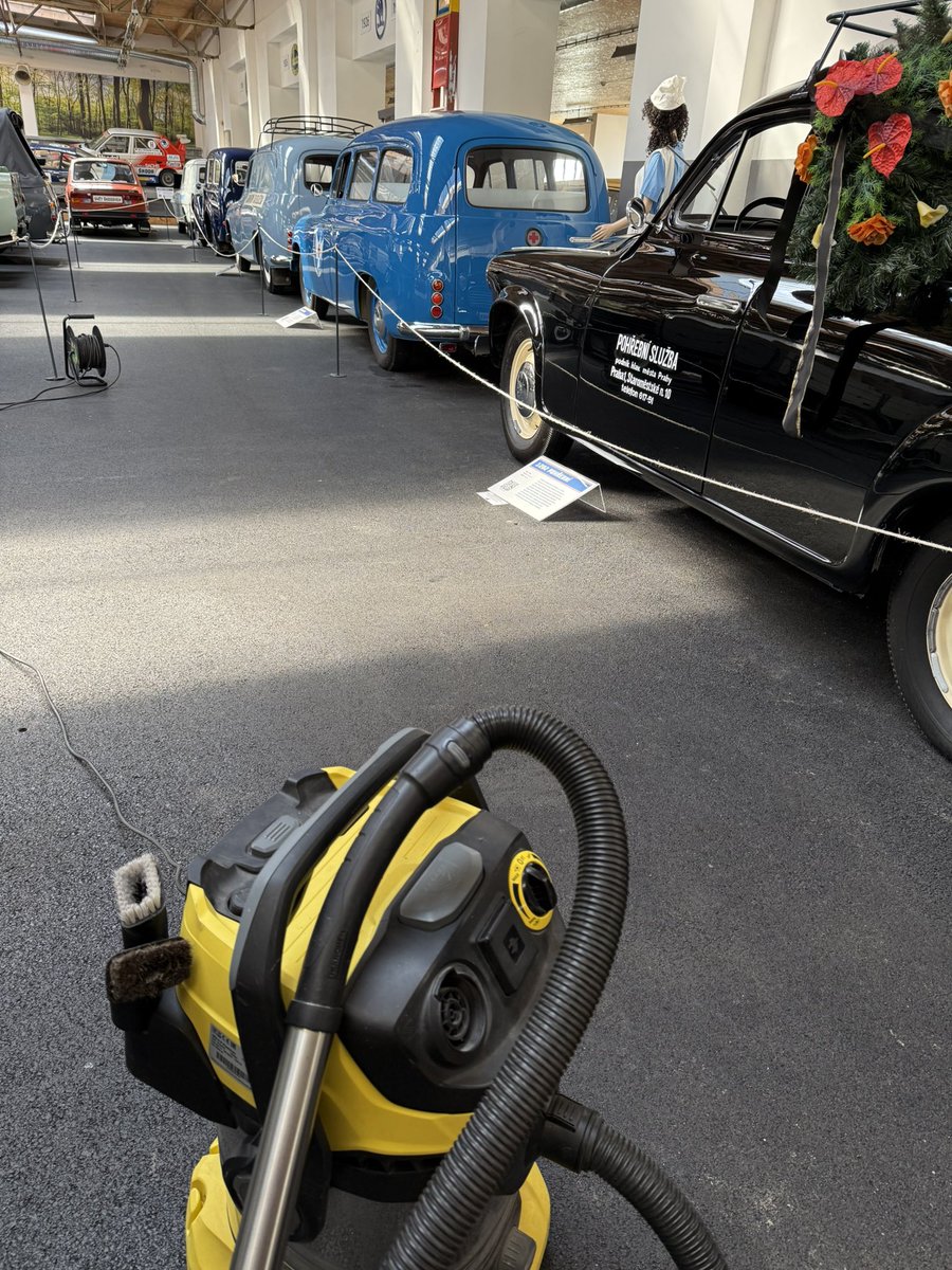 Trochu toho tělocviku při pátku…
Vysát celou halu chvilku zabere 😄