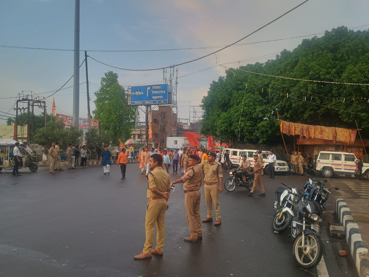 LUCKNOW TRAFFIC POLICE tweet media