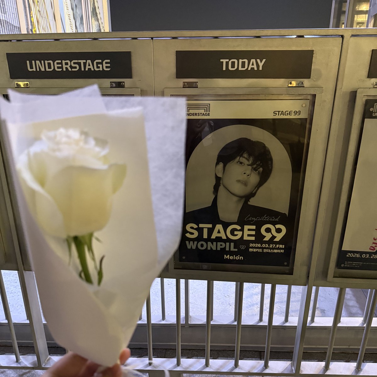 428_O2's tweet photo. 이 남자는 꽃도 줍니다… https://t.co/ftnxzCKFNV
