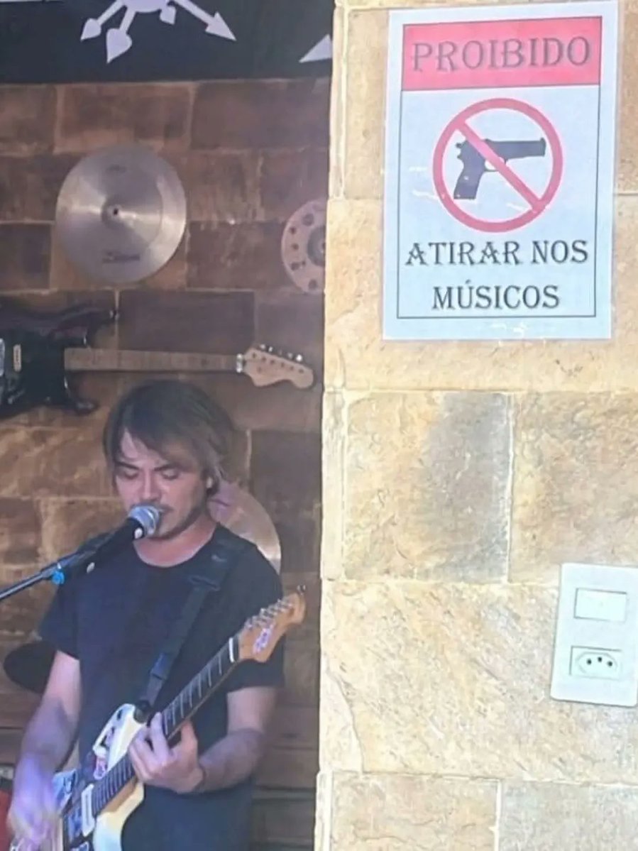 Letreiros e placas (e outras coisas) estranhas tweet media