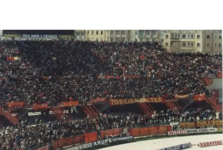 StePedrotti's tweet photo. 27-3-1983 Fiorentina-Roma 2-2! Una delle trasferte più belle! minuti finali passati ad ascoltare alla Radio Toro Juve, con il 3 a 2 del Toro in Rimonta che ci avvicinava al sogno atteso da 40 anni,chi se la scorda quella trasferta!
#unavitaconte💛❤️ #trasfertestoriche #cucs https://t.co/zAqnoLMb9k