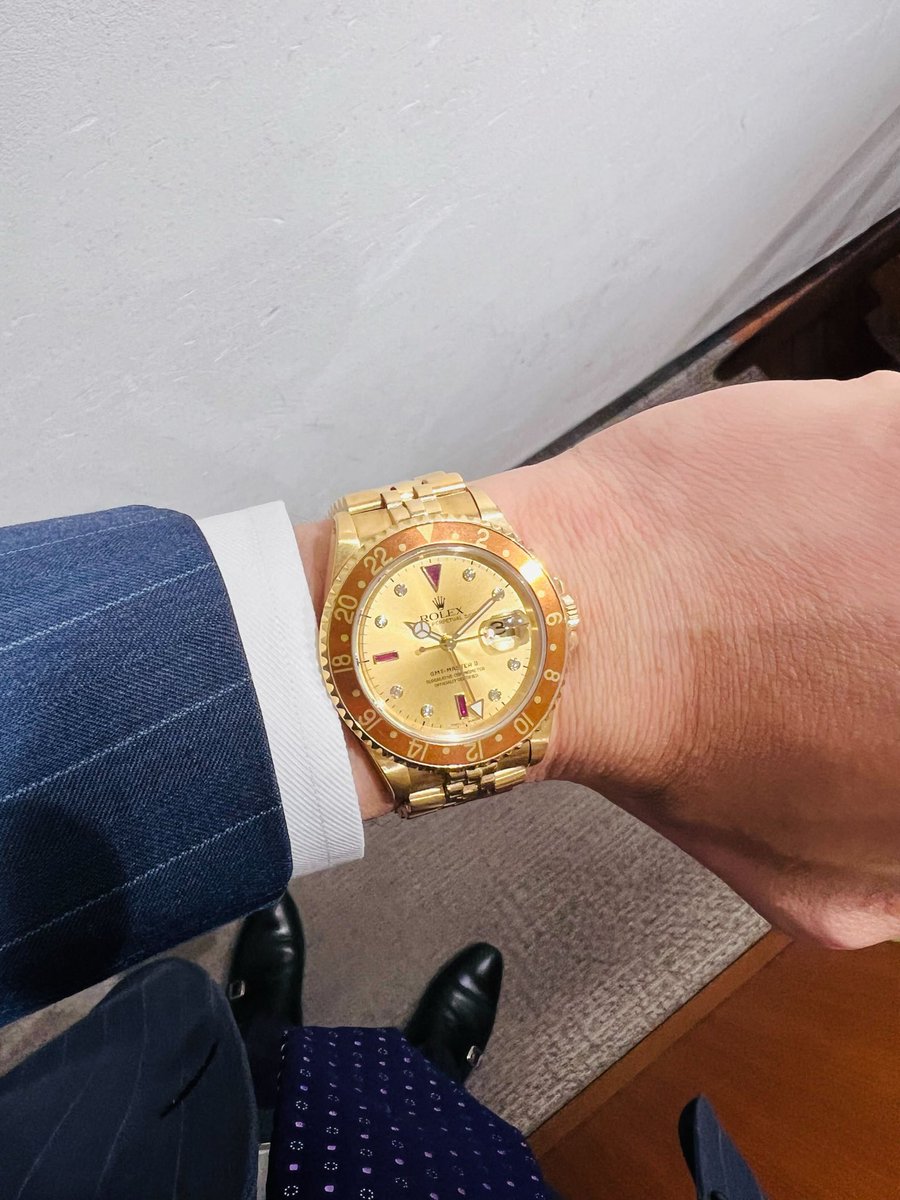 909shinsaibashi's tweet image. ルビーにダイヤモンドをあしらったバブリーなモデル

Ref.16718RG

商品紹介はこちら
↓
tokei-shinsaibashi.jp/2026/03/27/506…

低金利ショッピングローンも実施中です！

#rolex #GMTMASTERII #ref16718RG
#rolexquark #クォーク #osakawatch