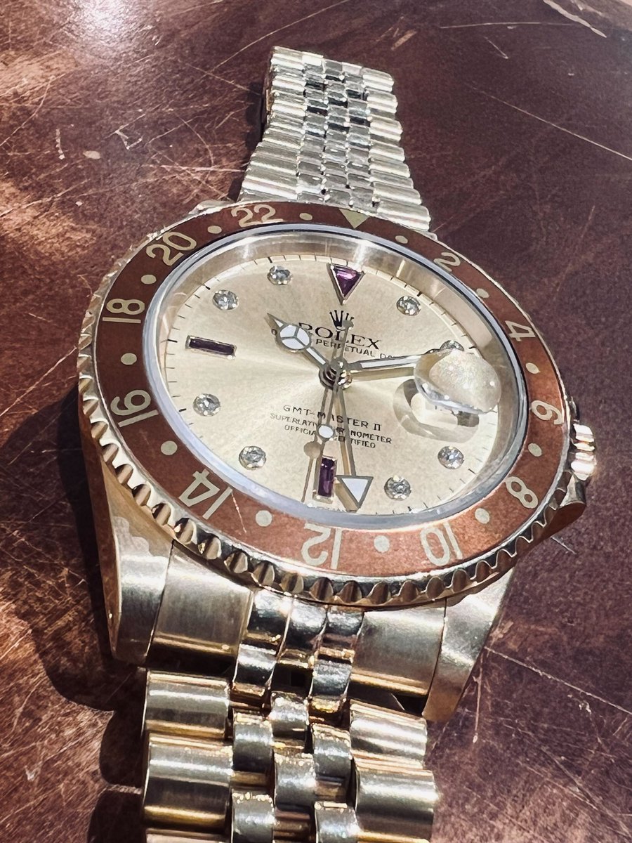 909shinsaibashi's tweet image. ルビーにダイヤモンドをあしらったバブリーなモデル

Ref.16718RG

商品紹介はこちら
↓
tokei-shinsaibashi.jp/2026/03/27/506…

低金利ショッピングローンも実施中です！

#rolex #GMTMASTERII #ref16718RG
#rolexquark #クォーク #osakawatch