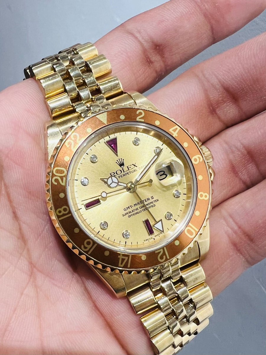 909shinsaibashi's tweet image. ルビーにダイヤモンドをあしらったバブリーなモデル

Ref.16718RG

商品紹介はこちら
↓
tokei-shinsaibashi.jp/2026/03/27/506…

低金利ショッピングローンも実施中です！

#rolex #GMTMASTERII #ref16718RG
#rolexquark #クォーク #osakawatch