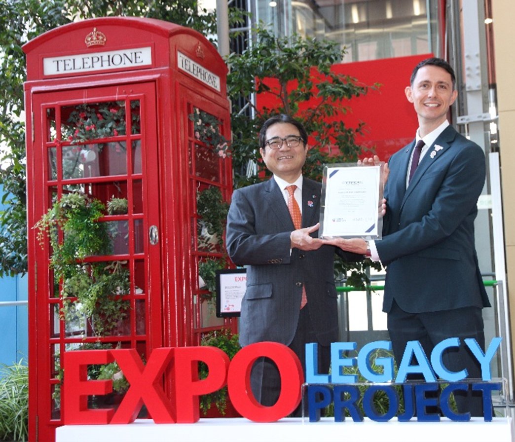 britculturejp's tweet photo. 大阪・関西万博の英国パビリオンの赤い電話ボックスが、関西国際空港（第1ターミナルビル1階南端）に移設され、3月27日（金）に記念セレモニーが執り行われました。英国の街中で実際に使用されていた本物のボックスで、24時間見学無料・3年以上の展示が予定されています https://t.co/Eqspy8OvWP 🇬🇧 https://t.co/EOkKzMeYMu