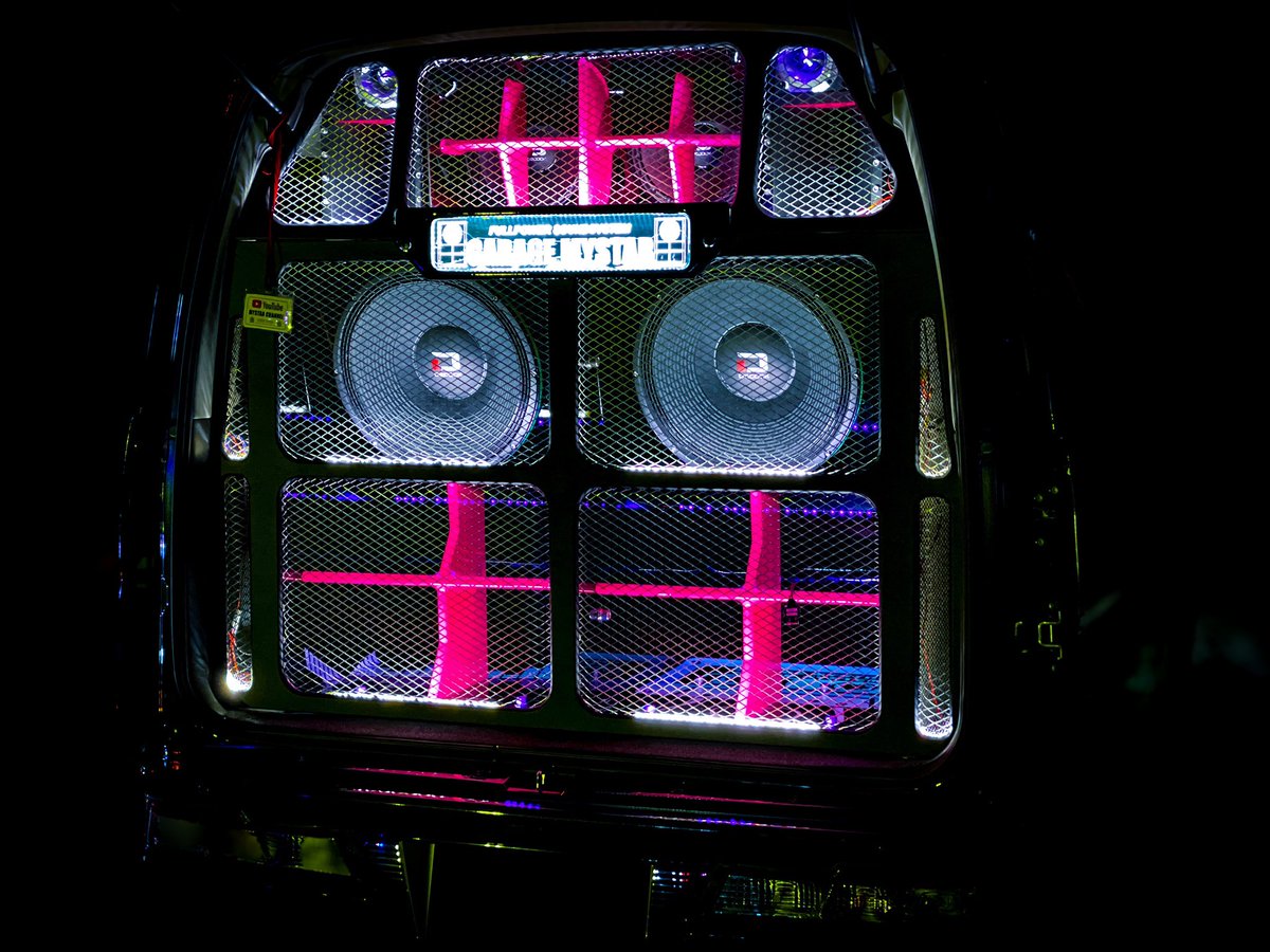 K-VANアトレーに、大胆にバックロードホーンBOXを搭載🔥
となると残ったスペースはわずかとなり、10インチMIDBASSとLINEアレイホーンドライバーで決まり🔈🔈
シールド10インチながら、ワイドレンジなLowセクションのおかげで太くキレの良いサウンドキャラクターに仕上がっています♫