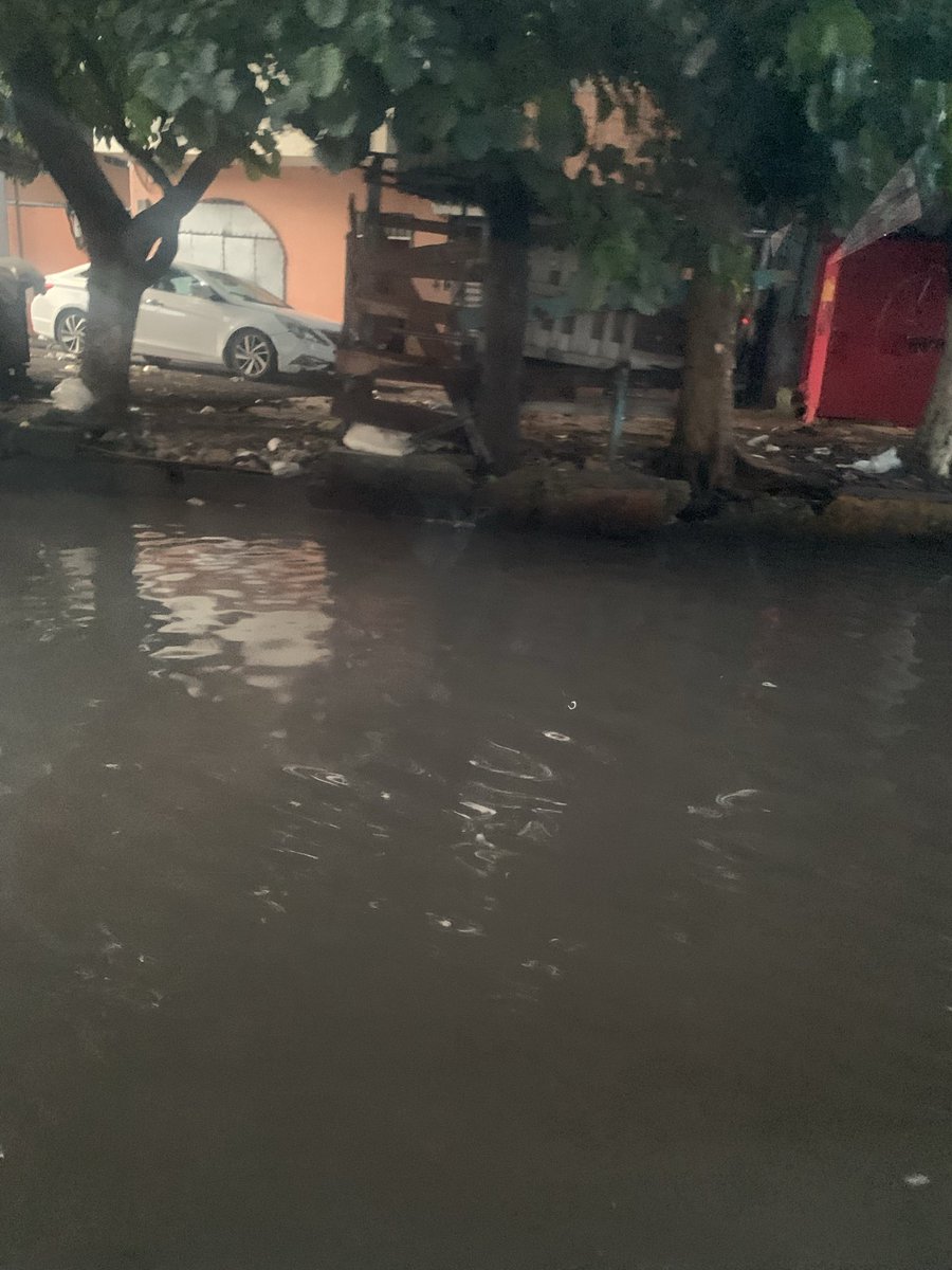 VenusNiky's tweet photo. atencion @MOPCRD @TraficoExpreso @INAPAGOB  Este tramo despues  de la Jose Marti en la 27 de febrero desde que llueve se inunda y es un  foco de contaminación https://t.co/s20HVSJ4BA