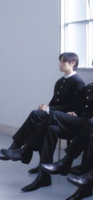 NettiMultiBaby's tweet photo. @joenffl But guys I have a question. In the other picture where they are all sitting,is he sitting in the air or....??? 😭😭😭😭 https://t.co/s9VYalagkR