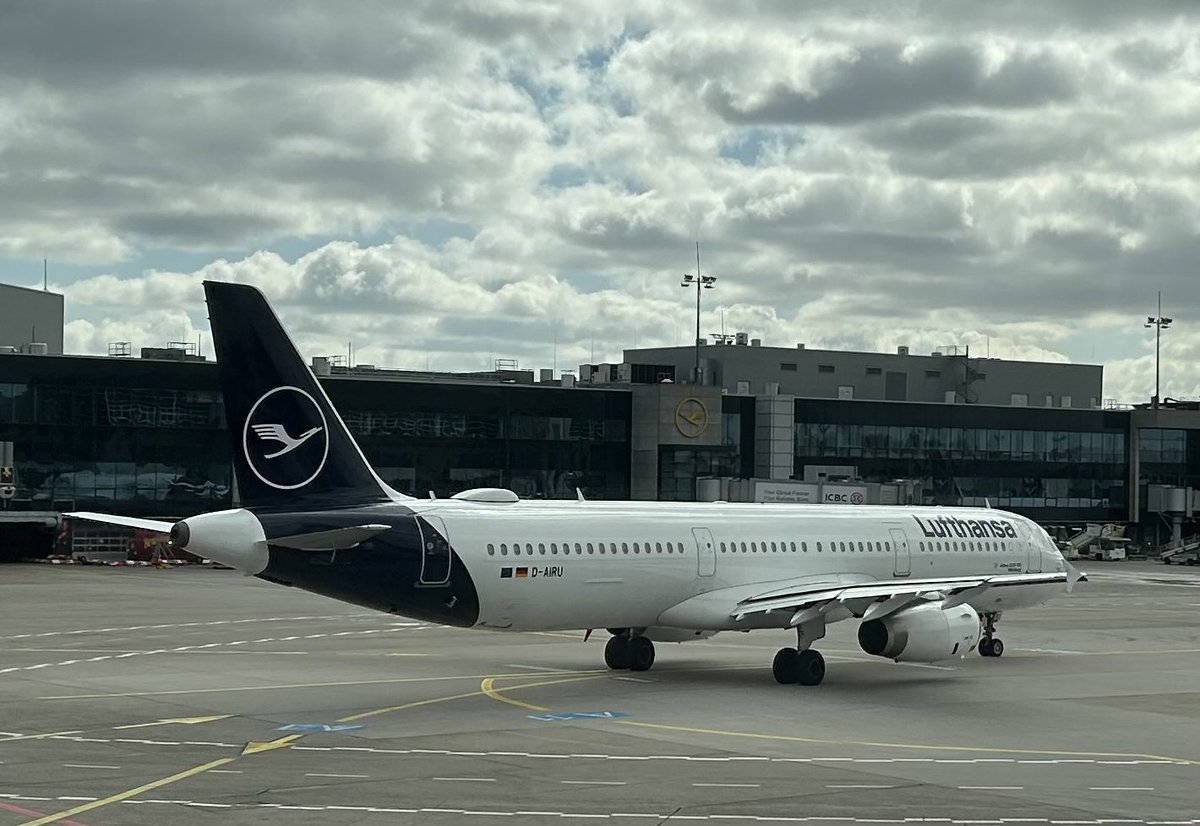 FXDIRK's tweet image. happy weekend folks….off to Munich👋🏻😊✈️…shitty cold weather ahead😆 #munich #lh #lufthansa #itstheweekend #fxdirk