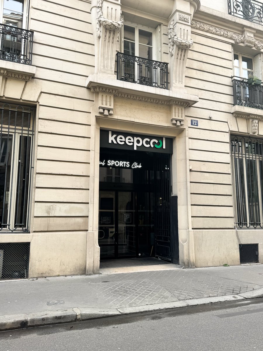 tomusfam's tweet photo. Keepcool Paris Bastille.
山Pが通い詰めたフランスのジム。
10€キャンペーンは終わってましたw
レンタル自転車が沢山あったので
僕も乗って山Pの生活を体験してみました。
仕事に一途な我らの鬼トレーナー。

#パリ
#神の雫
#TOMOSTV
#山下智久
#聖地巡礼

@Tomohisanine @tomosfam https://t.co/ZfxJv7Cye7