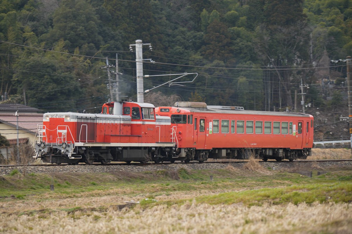 yu__d06's tweet photo. 3/24
DE10-1147[岡]+キハ40-3003[中ｵｶ]
伯備線 臨時配給列車(後藤出場)  配8872 https://t.co/OEX3EkkfAr