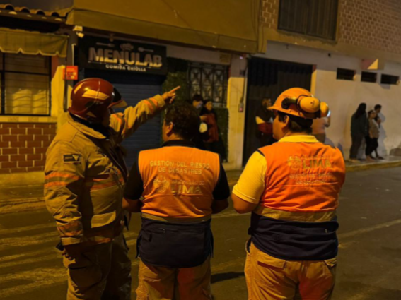 COENPeru's tweet photo. 📢 Actualización | Lima: @cgbvpoficial controla #IncendioUrbano reportado en una fábrica textil, el 26/3, en el distrito de #SantiagoDeSurco, y continúa los trabajos para su extinción total. Municipio distrital realiza la #EDAN y, al momento, no se registran daños a la vida y salud de las personas.