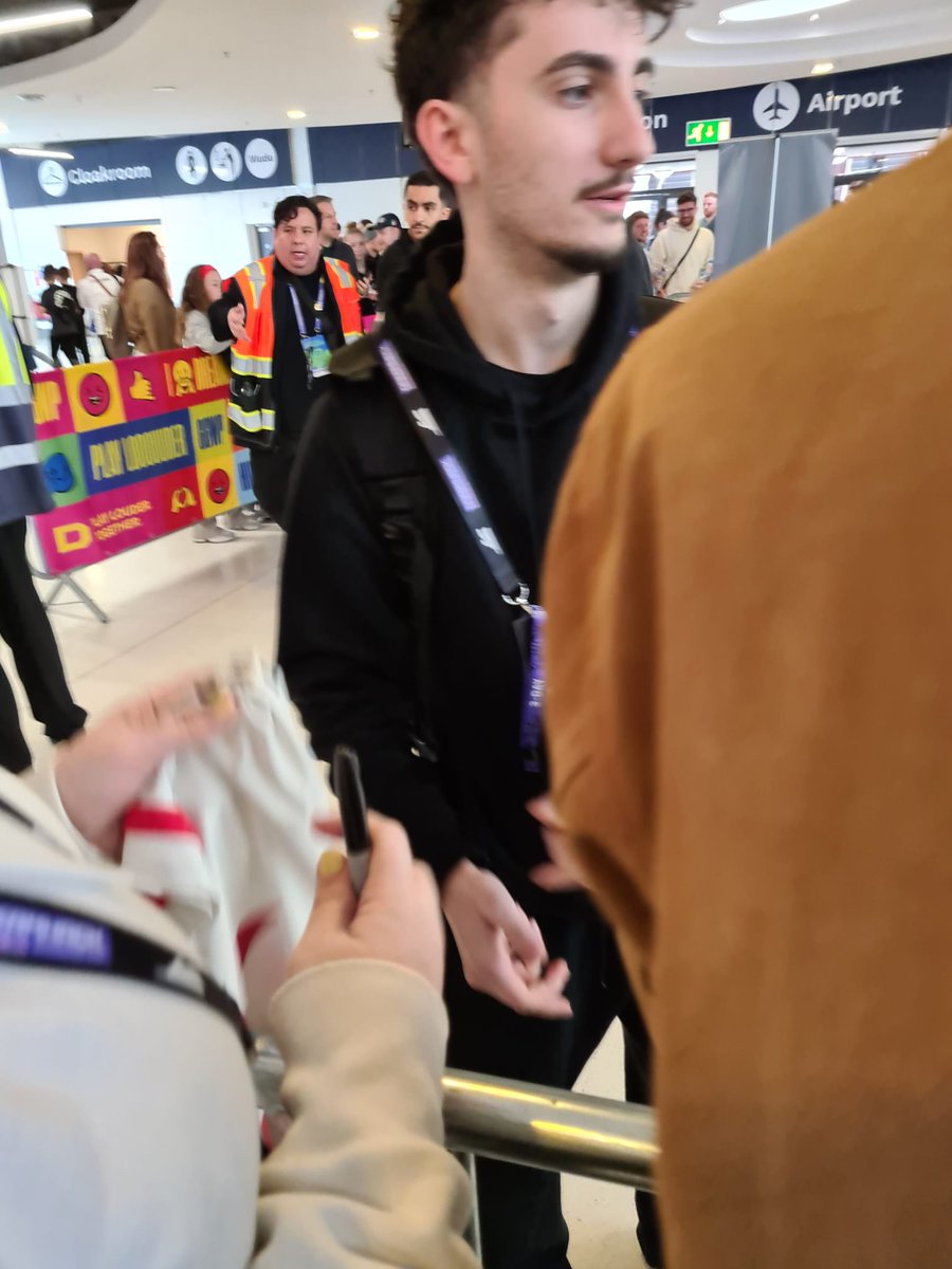 _NicHarrison_'s tweet photo. Eek... Thank You sooo much @MilesTheRoss @NAMELESS @cxtbbg @oDanGhosty for stopping and signing ❤️❤️❤️ https://t.co/apCCeu9Wwf