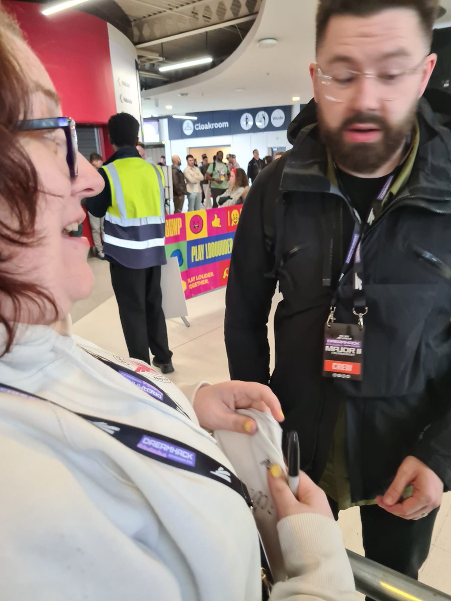 _NicHarrison_'s tweet photo. Eek... Thank You sooo much @MilesTheRoss @NAMELESS @cxtbbg @oDanGhosty for stopping and signing ❤️❤️❤️ https://t.co/apCCeu9Wwf