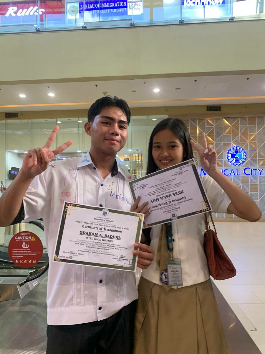 Clousteous's tweet photo. G10 seatmates 🥹, 
Nag with high din 🫠 https://t.co/ruGe62ncFy