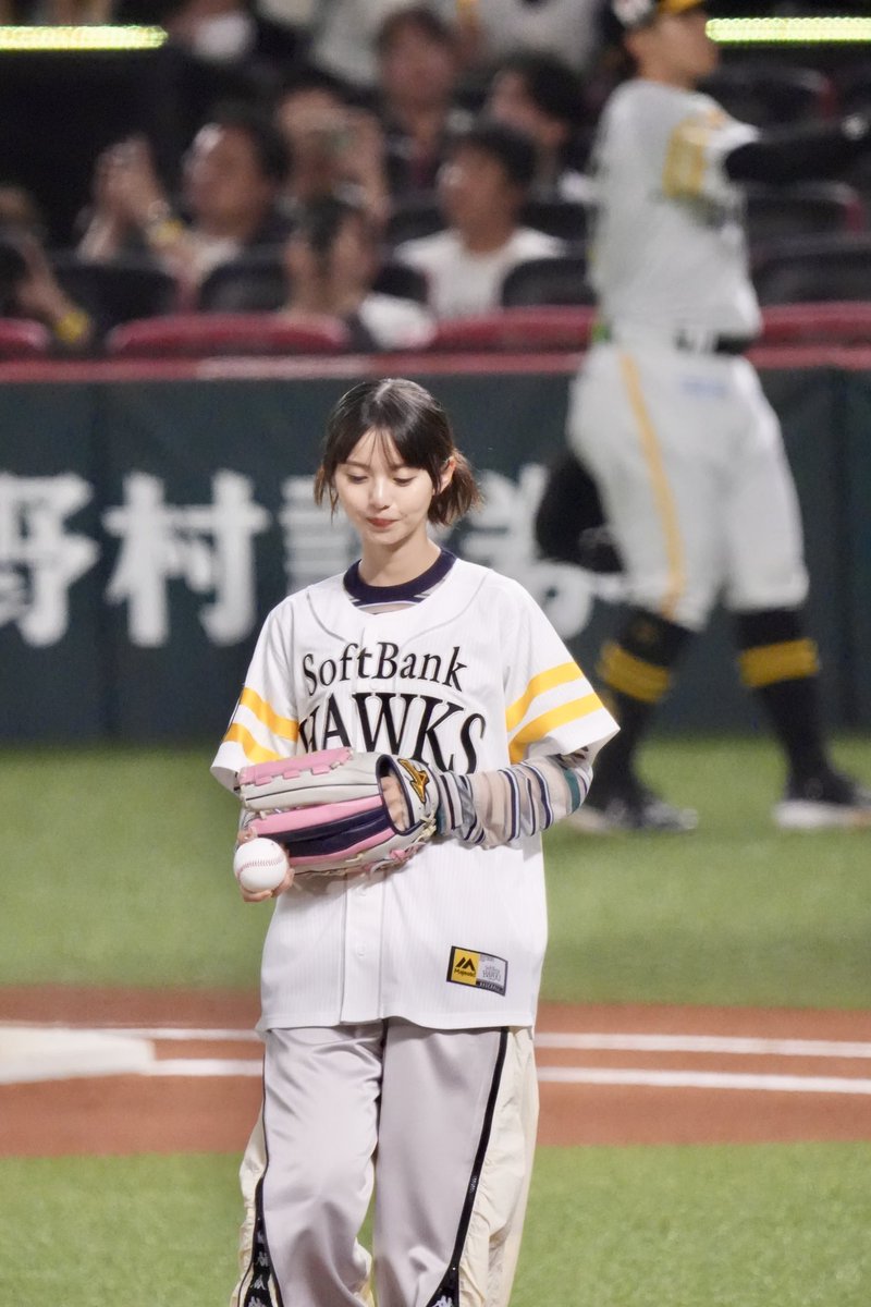 michi_gara's tweet photo. 元乃木坂46 齋藤飛鳥さんの始球式①

#sbhawks #齋藤飛鳥 https://t.co/R7h1UUBjOR