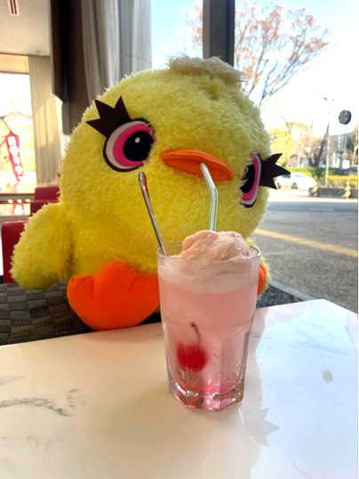 多摩SCでスポーツ🏊を楽しんだ後は、桜を見ながら
期間限定🌸さくらクリームソーダを味わいませんか？

センター1階のレストラン ミレットロードは、どなたでもご利用いただけます。
休憩、お散歩の途中にもどうぞ🥰
tsad-portal.com/tamaspo

#多摩障害者スポーツセンター #お花見 #ミレットロード