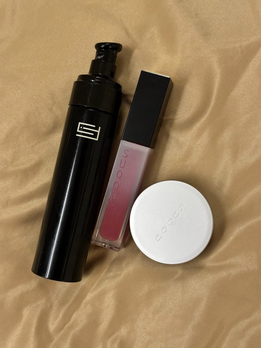 MalbecXVII's tweet photo. Lip care

Suqqu Lip Balm นี่คือ สิ่งที่ตามหามาตลอด ตัวจบจริงจังของเรา คือเราเป็นคนปากแห้งมาก คือจะมีคนปากแห้งกว่านี้ไหมไม่รู้ แต่ส่วนตัวคือ classify ตัวเองว่าปากแห้งระยะสุดท้าย คือตัวนี้มันจบ มันให้ความชุ่มชื้นดี และเคลือบล็อกปากได้โหดมาก โหดขนาดว่ากินหมาล่าแล้วลิปยังเหลือ ซึ่งข้อดีของมันคือถ้าเราทาพวกเซรั่มให้ความชุ่มชื้นอะไรลงไปก่อนให้โหลดน้ำลงไปจัด ๆ แล้วทาตัวนี้ปึ้บคือมันจะล็อกกกกกก แบบเริ่ดมาก เป็นตัวเดียวที่เราทาเช้าแล้วอยู่ยันกลับห้องมาอาบน้ำได้โดยที่ปากไม่แห้งลอกจนเปิดเปิง และทาก่อนนอนตื่นมายังอยู่จริงจัง

IMMACULIA Timeless Generator งงปะคือ….เจ้าของแบรนด์เพิ่งบอกว่าเอามาใช้ทาปากได้เป็น lip serum (ย้ำนะว่าลิปเซรั่ม คือต้องทาลิปบาล์มด้วย) แล้วคือแบบ โคตรดี คือเราเป็นคนปากแห้งมากกกกกก ต้องคอมโบหลายตัวเพื่ออัดความชุ่มชื้น แต่ก็ยังมีความแบบแห้ง ๆ ลอก ๆ นิด แต่พอเอาตัวนี้มาทาเป็น lip serum คือแบบ โอ้วมายก้อด คือแบบ คุณพี่ออกโปรดักส์มาปีกว่าแล้วทำไมเพิ่งมาบอกน้องตอนนี้??????? คือมันเริ่ดมากเว้ย เริ่ดแบบต้องเอามาเขียนในหมวดนี้เลย คือมันดีจริง คือปากมันชุ่มชื้น แล้วสีปากสวยขึ้น!! คือเอาเป็นว่าอเมซิ่ง คือทาหน้าก็โคตรเริ่ด เอามาทาปากแล้วผลลัพธ์มันเริ่ดได้อีกขนาดนี้คือคุ้มเกินพี่

Suqqu Treatment Wrapping Lip คือดีมาก เคลือบปากดี ปากชุ่มชื้น ไม่แห้งลอกแต่อย่างใด จะทาไปข้างนอกก็ได้ สีสวยธรรมชาติ ทาหลัง Suqqu Lip Balm ก็ได้ หรือจะทาเดี่ยว ๆ ก็ได้ในคนที่อาการไม่ถึงขึ้นหนักระยะสุดท้ายแบบเรา

**ความลับสวรรค์งาน Lip care** คือ ardermis EGF 1 หยด ไม่ก็ไฮยา Novexpert 1 หยด ถ้าจะให้ดีก็ทาสองตัวเลยปังสุด ก่อนทาลิปอะไรใด ๆ บอกเลยว่า game changer โคตรบูสต์งานปาก ใครมี IMMACULIA Time Generator อีกก็ทาลงไปอีกบาง ๆ ก่อนทาลิปบาล์ม ปากโคตรฉ่ำเด้งฟูสวย