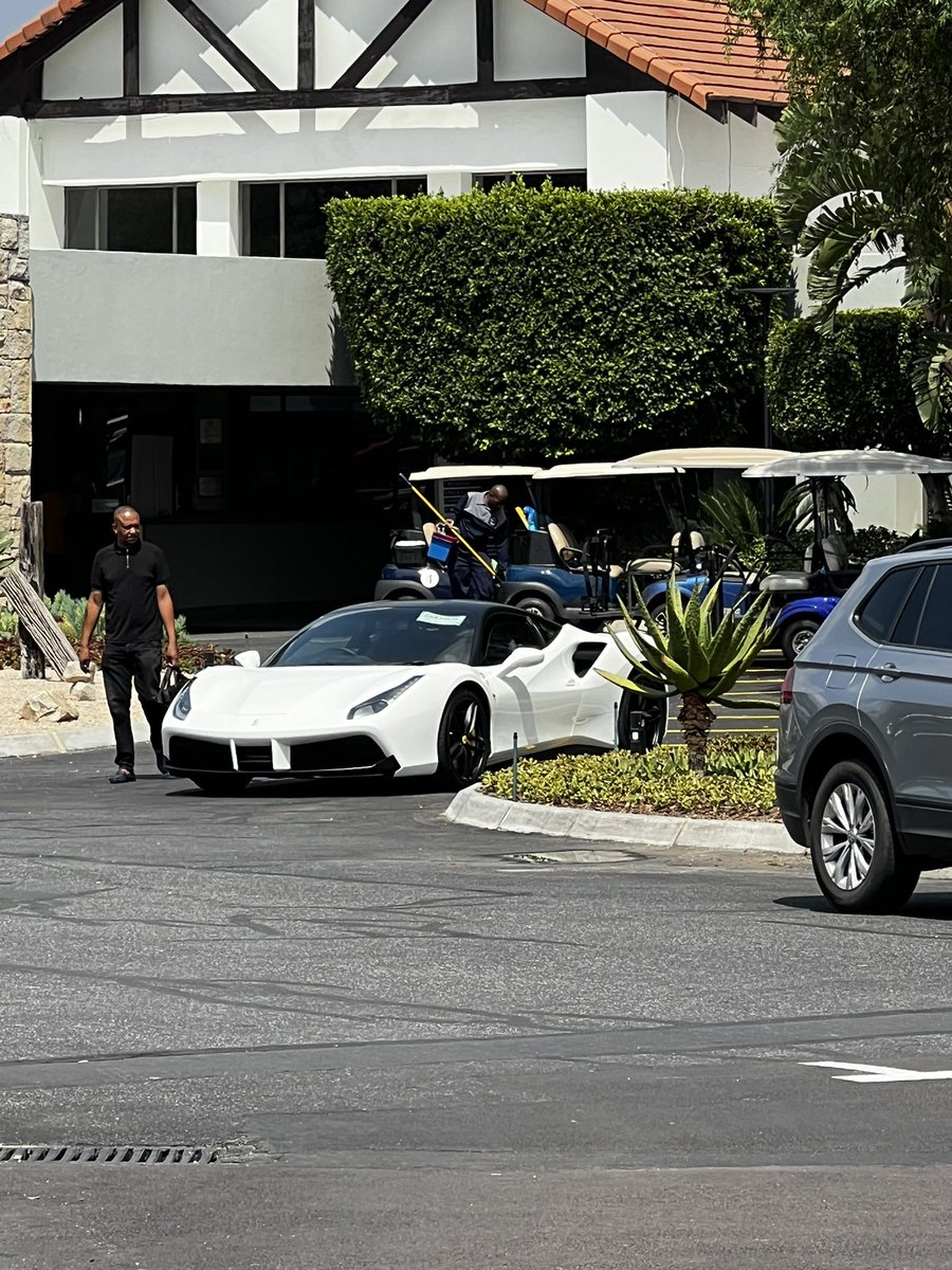 nosiirskiGio's tweet image. I’m at the clubhouse with my first ex boyfriend for smoothies!!! I was supposed to take a nap but I didn’t lol, but I did take a bubble bath (feeling relaxed). I am re-entering society again 😭😭😭 #friday #smoothies #health #itisabeautifulday