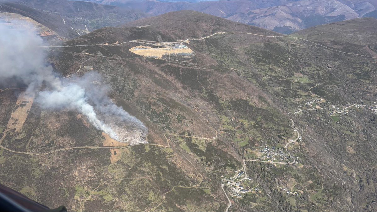 briftabuyo's tweet photo. 12:12🎥#IFSilvan #LeónESP 

Activados y sobrevolando ya nuestra 6ª intervención en #IIFF en este año.

Trabajaremos 10🧑‍🚒#BomberosForestales #BRIF y nuestro🚁MZ4.

Somos #BRIF de @mitecogob https://t.co/XJJKhquMXG