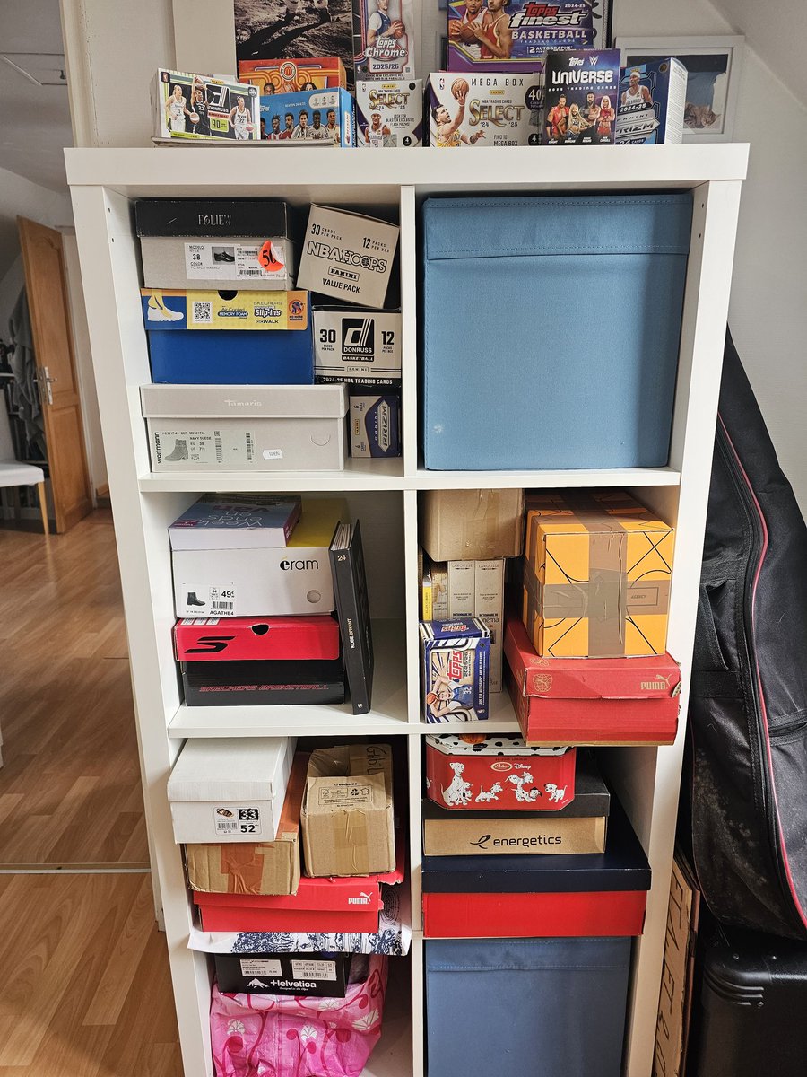 pressebasket's tweet image. Un big big big thanks à @LeCartonFR et @Cardslabel pour ce très beau cadeau qui va devoir trouver sa place dans mon rangement hyper précis et ordonné de ma collection. Pas simple 😂😂 
#cardsaddict #hobby #sportscardsaddict #sportscards