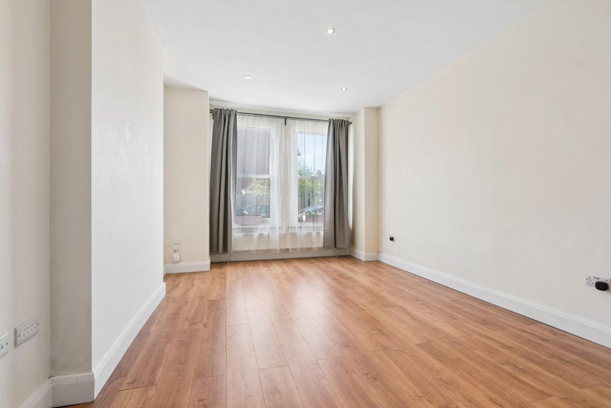 OliverBurnRes's tweet photo. For Sale – Croxted Road, SE24

2-bed garden flat in a red brick period home 🌿

✨ Reception + modern kitchen
🛏 2 beds (1 en-suite)
🛁 Bathroom
🌿 Private garden

📍 Near Herne Hill, Brockwell Park &amp; station https://t.co/u4ck7e2xSz