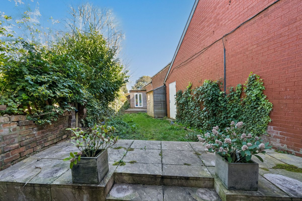OliverBurnRes's tweet photo. For Sale – Croxted Road, SE24

2-bed garden flat in a red brick period home 🌿

✨ Reception + modern kitchen
🛏 2 beds (1 en-suite)
🛁 Bathroom
🌿 Private garden

📍 Near Herne Hill, Brockwell Park &amp; station https://t.co/u4ck7e2xSz
