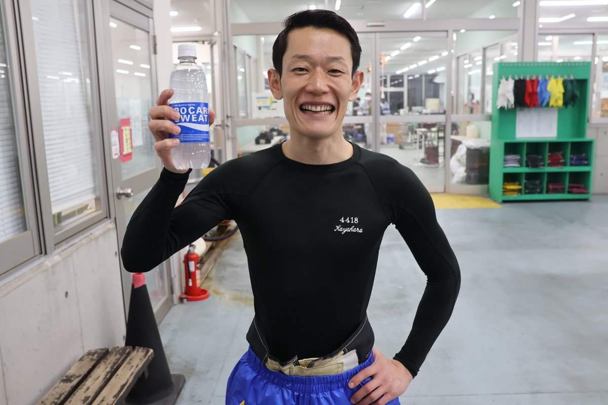 hochi_boatrace's tweet photo. ボートレース蒲郡（２７日）
 【ＳＧ第61回ボートレースクラシック】（４日目）

《本日のカヤ兄》
「やったぜ～！やっと勝てたあ！本当にいろいろ調整したけれど全然良くなってくれなくて…。だから展示の時なんて少しでも抵抗を減らそうとチョ～かがんで乗ってました。これぐらいかがんでましたわｗ」
＃茅原悠紀