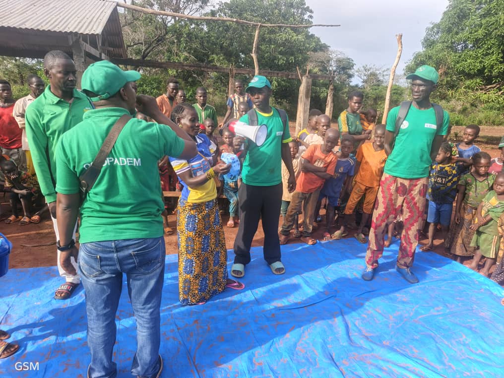 A Pombolo en 🇨🇫, 193 jeunes filles retrouvent dignité et intimité grâce à la distribution de 400 kits d'hygiènes menstruelles par <a href="/COOPADEM_RCA/">COOPADEM</a> sur financement <a href="/CBPFs/">PooledFunds_OCHA</a>, dans les écoles de la localité.  Un geste simple, un avenir plus serein.
#protection
#HygièneMenstruelle
#Wash