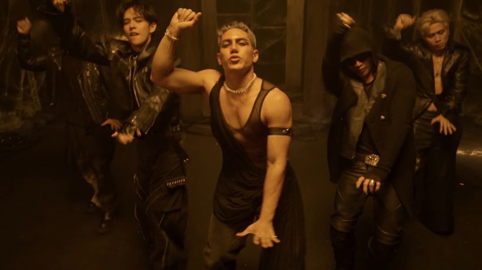 dodongwook's tweet photo. STELL BITAWAN MO NA ANG BEAT!!!!!!!

SB19xJOLIN EMOJI MV OUT NOW
@SB19Official #SB19
#SB19xJolinEmoji https://t.co/WREVGN9vOq