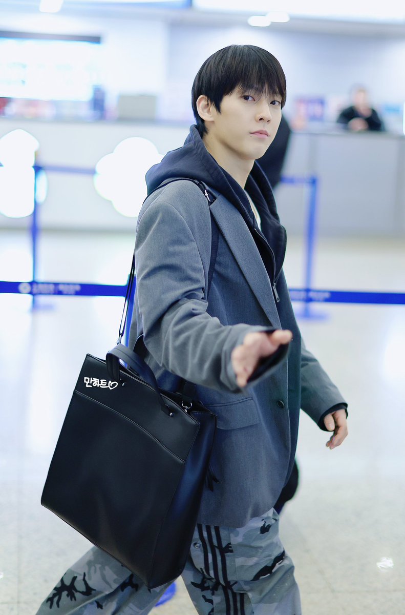 minheart1129's tweet photo. 26.03.27  ◍˃ᵕ˂◍
상해 포동공항 도착

#비투비 #BTOB
#이민혁 #LEEMINHYUK
#허타 #HUTA
@btob2mh https://t.co/xvx3gb2yC1