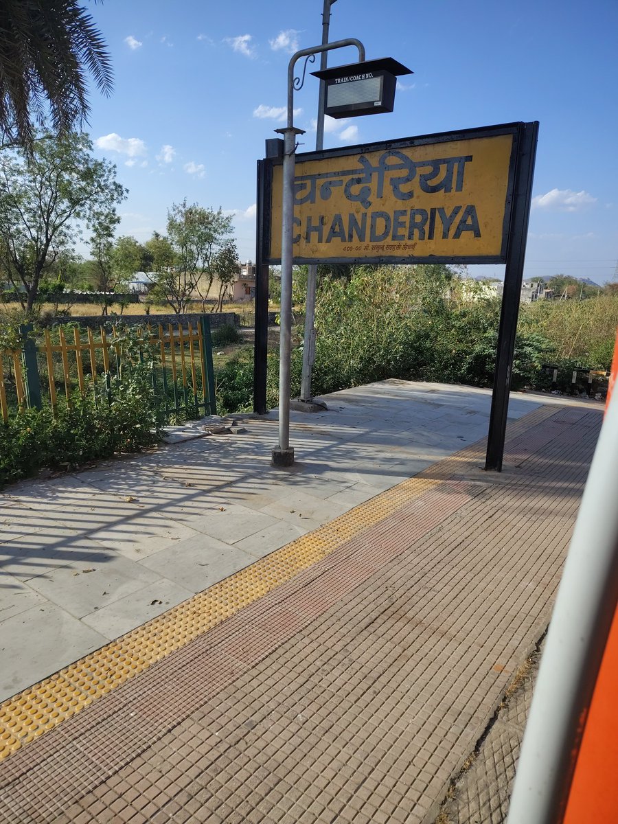 Mkvaishnav94's tweet photo. @RailwaySeva चंदेरिया स्टेशन के ट्रैक के बीच एक मृत गाय पड़ी है गाय के शव को कुत्ते और अन्य जानवर खा रहे है। तत्काल उचित करवाए करवाने का श्रम करवाएं। https://t.co/whegx0xGQQ