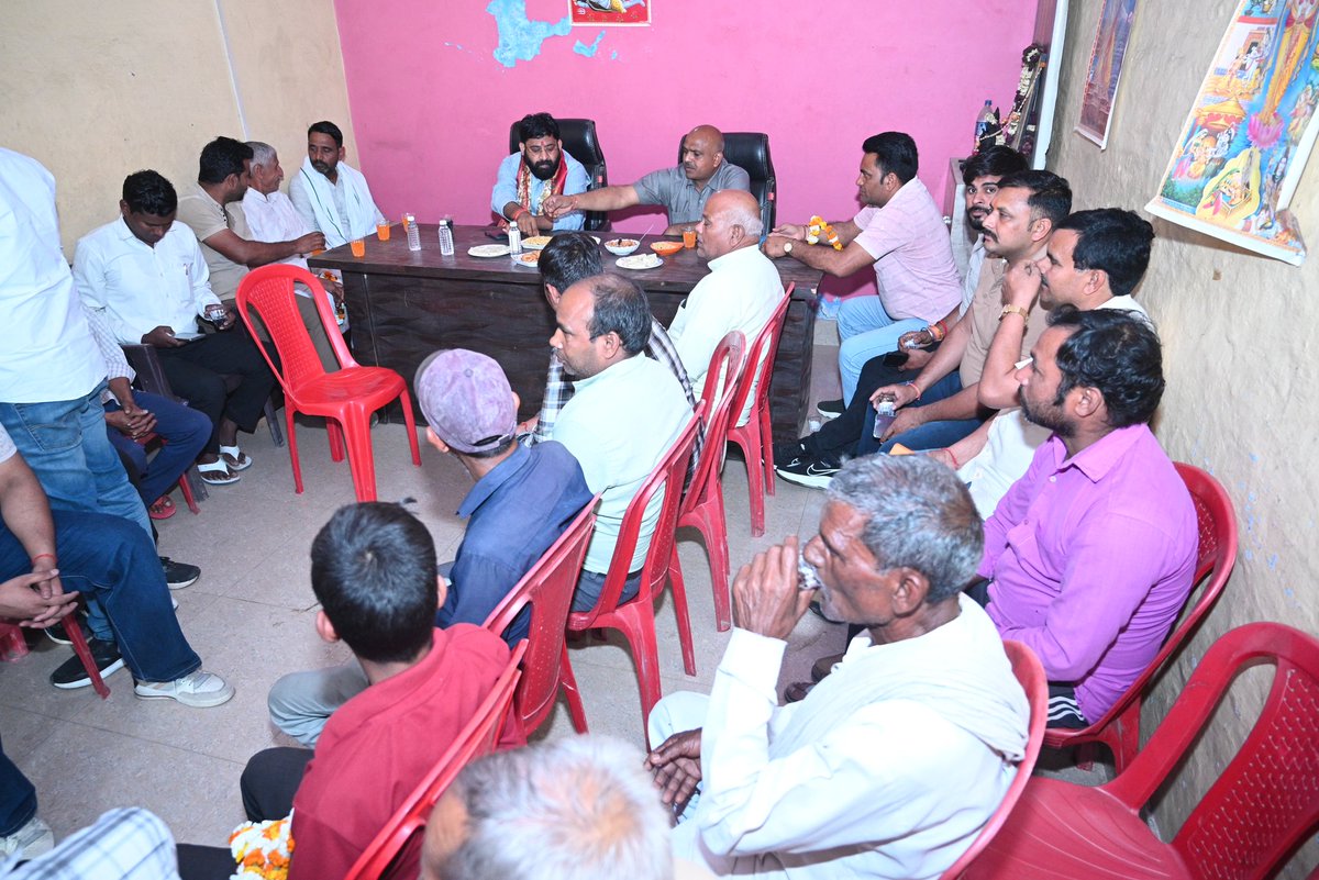 Lakshmirajbjp's tweet image. आज विधानसभा अंतर्गत #ककोड़ मंडल के ग्राम #चोला में आगामी 28 मार्च को माननीय प्रधानमंत्री #Narendra_Modi जी के करकमलों द्वारा होने वाले
 #Noida_International_Airport के भव्य उद्घाटन कार्यक्रम के सफल आयोजन हेतु बस व्यवस्थाओं में लगे समर्पित साथियों से संपर्क किया।
 #noida_internat