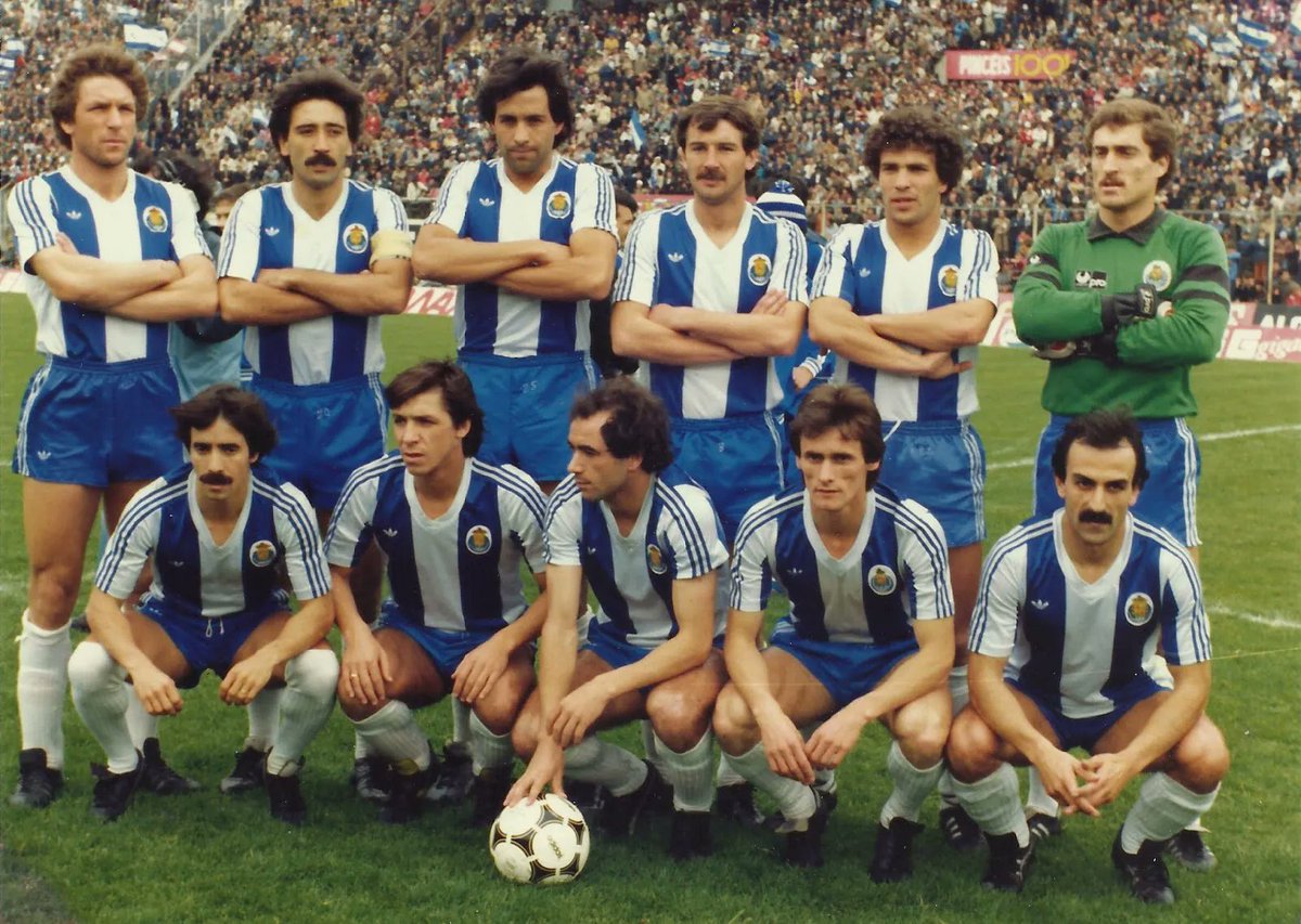 Que onze, que equipa, não há um que não tenha sido  craque nem marcado - cada um à sua maneira - a história do Futebol Clube do Porto.

🙏💙