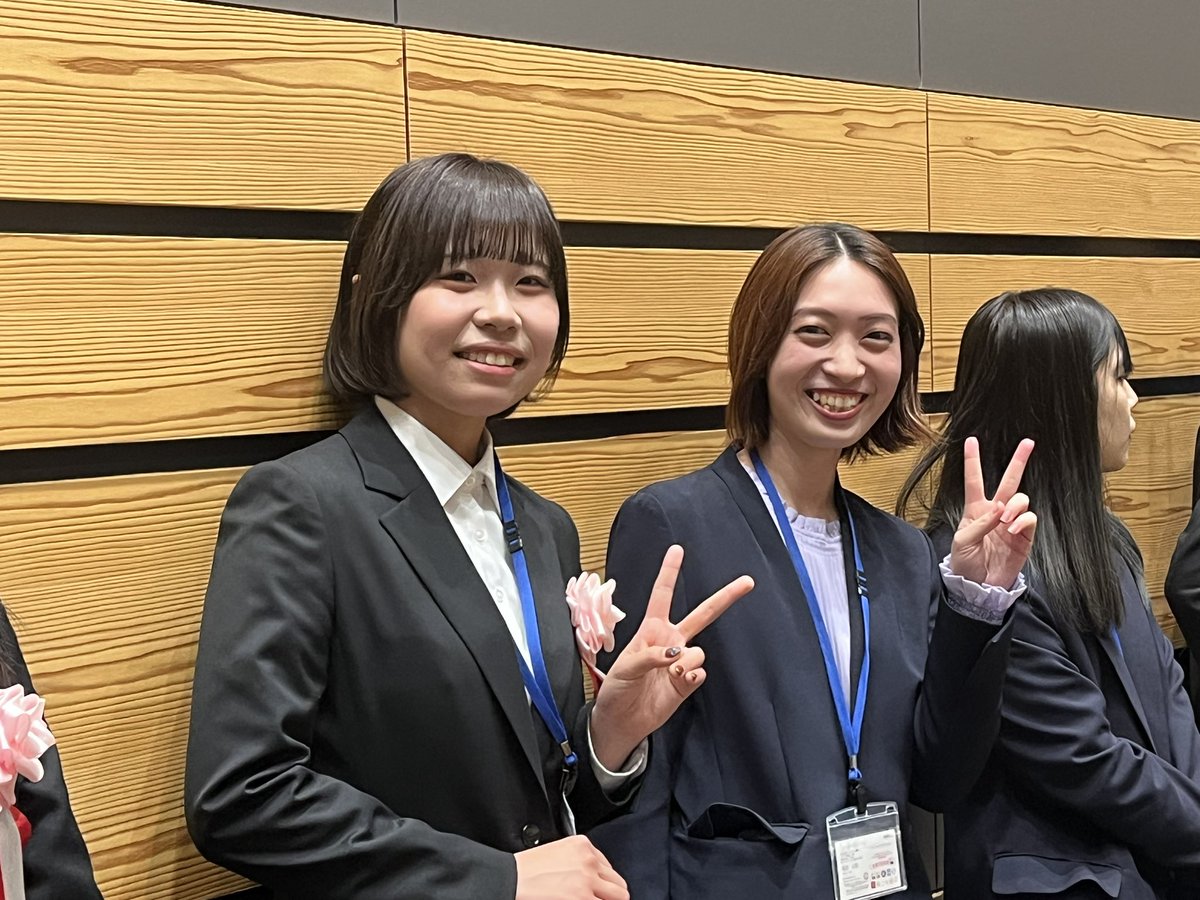 event21_ToDay's tweet photo. 先日経営方針発表会がありました！
1枚目はレジェンド施行部に看板を学ぶ同期ですね。
2026年度も頑張りたいと思うので、始まったばかりですが気合い入れます。

#イベント21 #看板 #同期 https://t.co/CfkgL1fC3M
