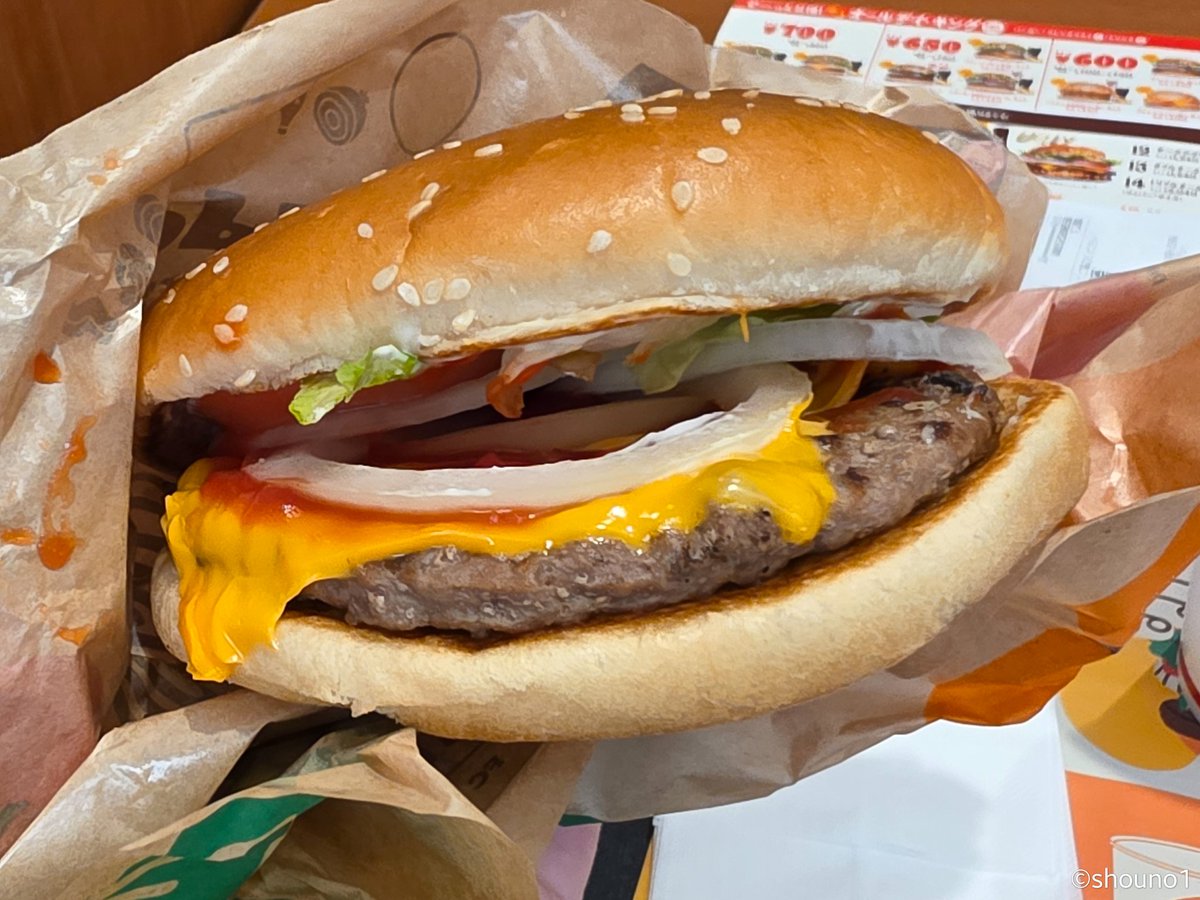 ついにオープンした
バーガーキング 青森THREE店🍔

仕事終わりにさっそく行ってきました🚙💨

回転率が早く、 注文まで15分、
出来上がりまで5分と、思っていたよりスムーズ。

今回は人気No.1のワッパーチーズを注文🧀
とにかくボリューミーで大満足です。

#青森市 #THREE #バーガーキング