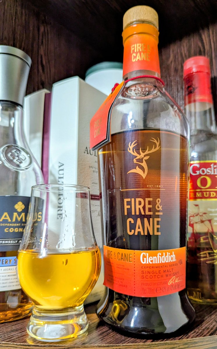 Glenfiddich Пламя и Тростник. Дымный вискарь с ромовым подкладом в послевкусии (выдержка в ромовых бочках), мягкий, ароматный, комфортный