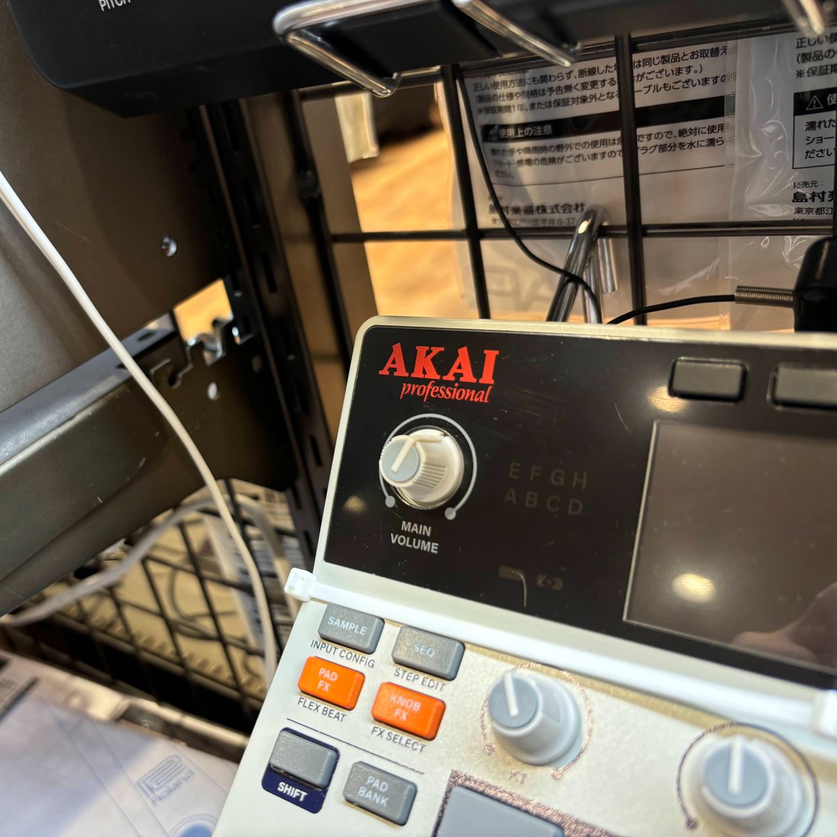 shima_kin4cho_p's tweet photo. このロゴは！懐かしい旧AKAI！

AKAIから当時を思わせる最強レトロなアナログライクサンプラーが出ました📢
【MPC SAMPLE】
私もテンション爆上がり♪

早速入れました！お試しできちゃいます👀
※予約受付中※

詳しくはデジタルアドバイザー海野まで！！
#AKAI
#MPCSAMPLE
#サンプラー
#島村楽器 https://t.co/dgqIj2VtWH